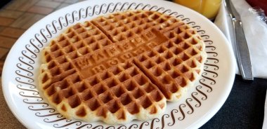 Columbus, Ohio-ABD 20 Haziran 2019 Waffle House, A.B.D. 'de 25 eyalette 2,100 şubesi bulunan ve kahvaltısı ile tanınan bir Amerikan restoran zinciri.. 