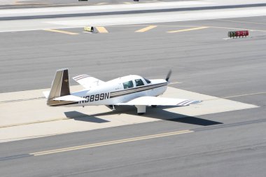 Santa Monica, CA / USA 18 Eylül 2010: Santa Monica havaalanı pistine küçük bir uçak indi.