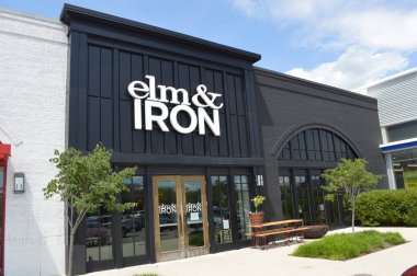 Columbus, Ohio-ABD 20 Haziran 2019: Elm & Demir ev mobilyaları, aksesuarlar ve ev veya kişisel ofis alanı için bir eklektik koleksiyon sunuyor.