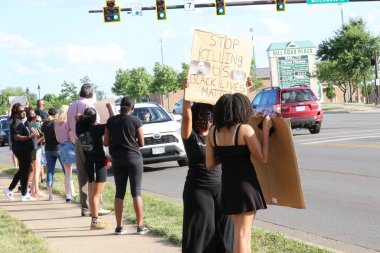 Pickerington, Ohio 10 Haziran 2020 'de çeşitli protestocular, Afrikalı Amerikalı George Floyd' un polis tarafından öldürülmesi üzerine öfkeli bir şekilde toplandı..