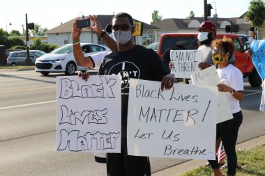Pickerington, Ohio 10 Haziran 2020 'de çeşitli protestocular, Afrikalı Amerikalı George Floyd' un polis tarafından öldürülmesi üzerine öfkeli bir şekilde toplandı..