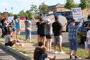 Pickerington, Ohio 10 Haziran 2020 'de çeşitli protestocular, Afrikalı Amerikalı George Floyd' un polis tarafından öldürülmesi üzerine öfkeli bir şekilde toplandı..