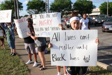 Pickerington, Ohio 10 Haziran 2020 'de çeşitli protestocular, Afrikalı Amerikalı George Floyd' un polis tarafından öldürülmesi üzerine öfkeli bir şekilde toplandı..
