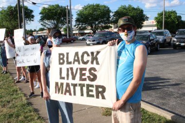 Pickerington, Ohio 10 Haziran 2020 'de çeşitli protestocular, Afrikalı Amerikalı George Floyd' un polis tarafından öldürülmesi üzerine öfkeli bir şekilde toplandı..