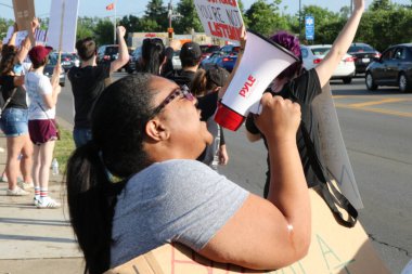 Pickerington, Ohio 10 Haziran 2020 'de çeşitli protestocular, Afrikalı Amerikalı George Floyd' un polis tarafından öldürülmesi üzerine öfkeli bir şekilde toplandı..