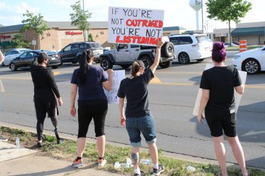 Pickerington, Ohio 10 Haziran 2020 'de çeşitli protestocular, Afrikalı Amerikalı George Floyd' un polis tarafından öldürülmesi üzerine öfkeli bir şekilde toplandı..