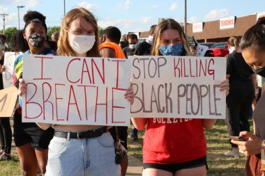 Pickerington, Ohio 10 Haziran 2020 'de çeşitli protestocular, Afrikalı Amerikalı George Floyd' un polis tarafından öldürülmesi üzerine öfkeli bir şekilde toplandı..