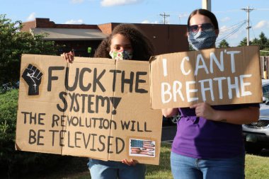 Pickerington, Ohio 10 Haziran 2020 'de çeşitli protestocular, Afrikalı Amerikalı George Floyd' un polis tarafından öldürülmesi üzerine öfkeli bir şekilde toplandı..