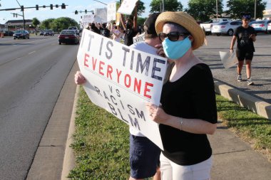 Pickerington, Ohio 10 Haziran 2020 'de çeşitli protestocular, Afrikalı Amerikalı George Floyd' un polis tarafından öldürülmesi üzerine öfkeli bir şekilde toplandı..