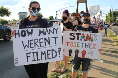 Pickerington, Ohio 10 Haziran 2020 'de çeşitli protestocular, Afrikalı Amerikalı George Floyd' un polis tarafından öldürülmesi üzerine öfkeli bir şekilde toplandı..