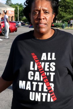 Pickerington, Ohio 10 Haziran 2020 'de çeşitli protestocular, Afrikalı Amerikalı George Floyd' un polis tarafından öldürülmesi üzerine öfkeli bir şekilde toplandı..