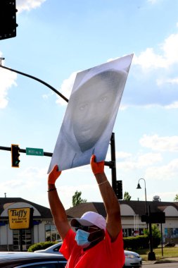 Pickerington, Ohio 10 Haziran 2020 'de çeşitli protestocular, Afrikalı Amerikalı George Floyd' un polis tarafından öldürülmesi üzerine öfkeli bir şekilde toplandı..
