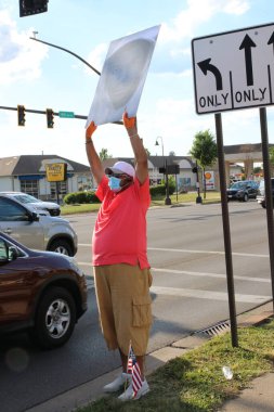 Pickerington, Ohio 10 Haziran 2020 'de çeşitli protestocular, Afrikalı Amerikalı George Floyd' un polis tarafından öldürülmesi üzerine öfkeli bir şekilde toplandı..