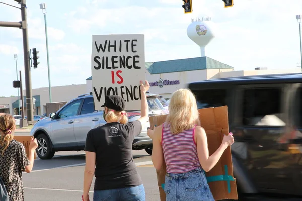 2020年6月10日 一群不同的抗议者聚集在俄亥俄州皮克林顿 抗议非裔美国人乔治 弗洛伊德死于警察之手 — 图库照片