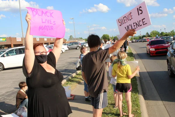 Pickerington Ohio Junio 2020Un Grupo Diverso Manifestantes Reúne Indignación Por — Foto de Stock