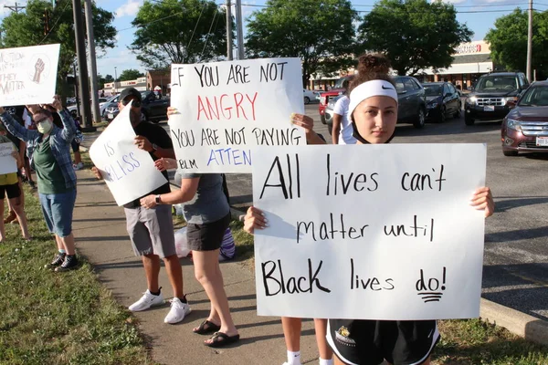 Пикерингтон Огайо Июня 2020A Разнообразная Группа Протестующих Собираются Возмущении Смерти — стоковое фото