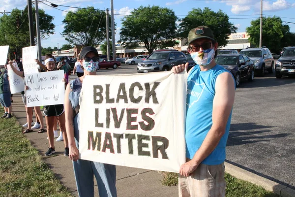 2020年6月10日 一群不同的抗议者聚集在俄亥俄州皮克林顿 抗议非裔美国人乔治 弗洛伊德死于警察之手 — 图库照片