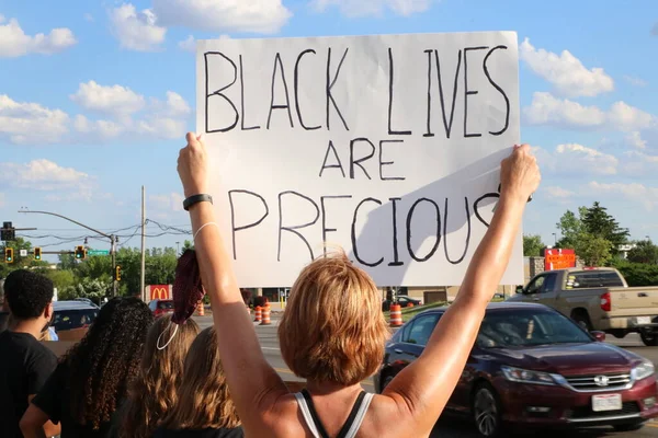 2020年6月10日 一群不同的抗议者聚集在一起 抗议非裔美国人George Floyd死于警察之手 — 图库照片