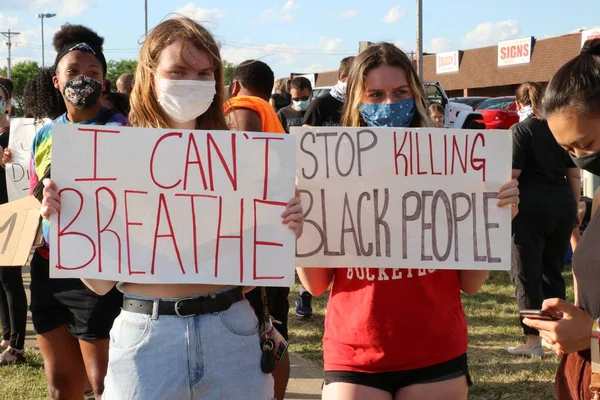 2020年6月10日 一群不同的抗议者聚集在一起 抗议非裔美国人George Floyd死于警察之手 — 图库照片