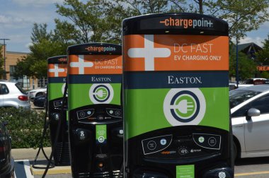 Columbus, Ohio-ABD 26 Haziran 2019: Easton Towne Center 'daki EV şarj istasyonları.