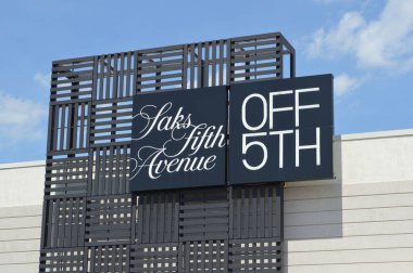 Columbus, Ohio-ABD 20 Haziran 2019: Saks Fifth Avenue, 2013 yılından bu yana Kuzey Amerika 'nın en eski ticari şirketinin sahip olduğu lüks mağazalar zinciri..