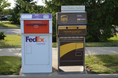 Columbus, Ohio-ABD 25 Haziran 2019: Nakliye paketleri ve paketleri için Fed Ex / UPS Bırakma Kutuları.