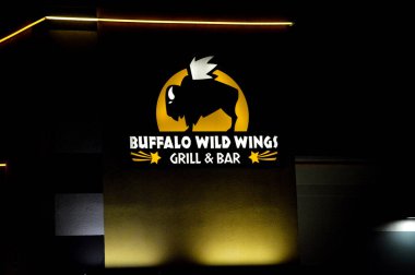 Columbus, Ohio-ABD 30 Haziran 2019: Buffalo Wild Wings Restoran Gece Işığı.