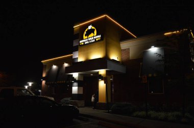 Columbus, Ohio-ABD 30 Haziran 2019: Buffalo Wild Wings restoran gece tabelası
