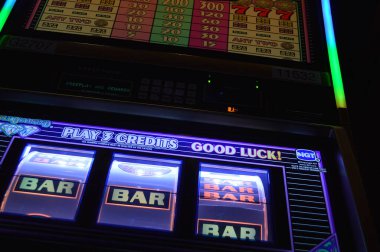 Nassau Bahamalar-ABD 10 Ağustos 2019: Şans ve eğlence için Popüler Çifte Elmas Kumarhanesi kumar makineleri.