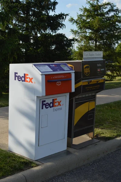콜럼버스 2019 Fed Ups Drop Boxes Shipping Parcels Package — 스톡 사진