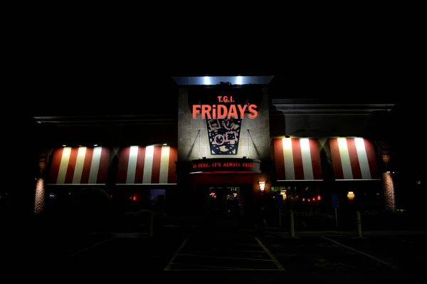 オハイオ州コロンバス2019年6月30日 オリーブT Friday Restaurant夜の看板照明 — ストック写真