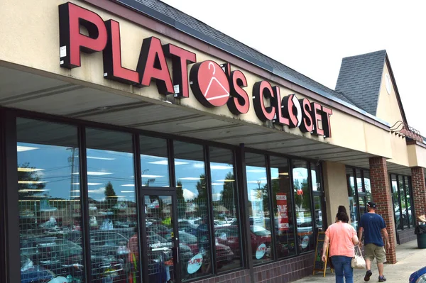 Columbus Ohio Estados Unidos Julio 2019 Platón Closet Compra Vende — Foto de Stock