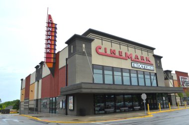 Cuyahoga Şelalesi, Ohio-ABD 26 Mayıs 2019: Cinemark sinema salonu dışı ve logosu. Cinemark USA, Inc. bir Amerikan sinema salonudur..