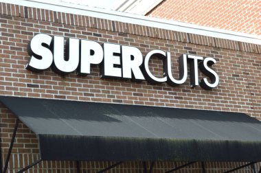 Cuyahoga Falls, Ohio-ABD 26 Mayıs 2019: Supercuts, Birleşik Devletler genelinde 2,400 'den fazla konumu bulunan bir kuaför salonu şubesi. Şirket 1975 yılında San Francisco Körfez Bölgesi' nde kuruldu..