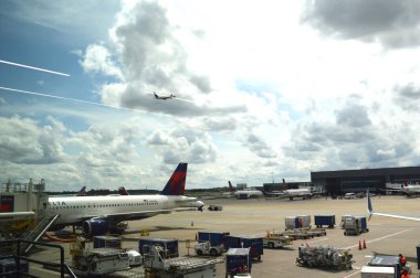 Atlanta, GA - ABD 08 Mayıs 2019: Atlanta-Hartfield Havaalanı 'ndaki kargo çalışanları Delta Havaalanı' na varan uçuş servisi.