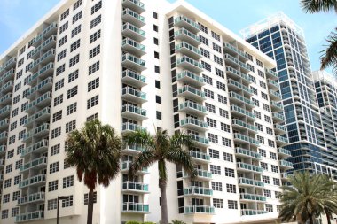 South Beach, Miami 09 Mayıs 2019 Collins Bulvarı boyunca lüks apartman daireleri.