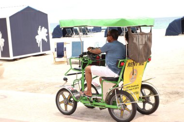 Hollywood, FL-USA 08 Mayıs 2019: Arkadaşlar Hollywood sahil yolunda günlük bisiklet arabası yolculuğunun keyfini çıkarıyorlar.