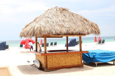 Hollywood, FL-USA 08 Mayıs 2019: Sahildeki Tiki Hut barı.