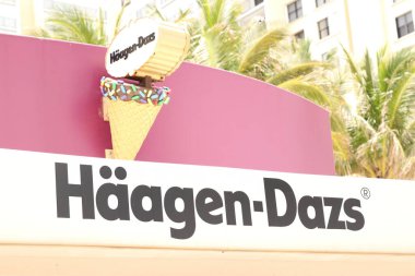 Hollywood, FL-USA 08 Mayıs 2019: Haagen-Dazs Dondurması plajda. 1961 'de Brooklyn Heights, New York' ta Reuben ve Rose Mattus. - Evet. Şirket ayrıca dondurma ve dondurma da üretiyor..
