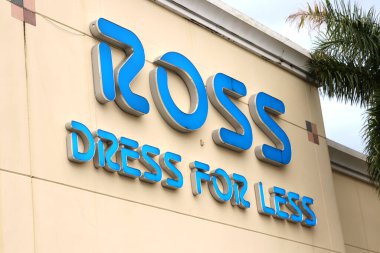 Mirimar, FL-USA 08 Mayıs 2019: Ross mağazasının girişi ve logosu. Ross Stores bir indirimli satış mağazaları zinciri.. 