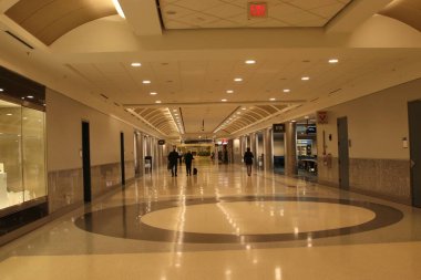 FT Lauderdale, FL-USA 10 Mayıs 2019: Varış ve kalkış uçuşları için terminalden geçen uçak yolcuları.