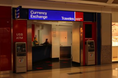 Atlanta, GA-USA 10 Mayıs 2019: Atlanta-Hartsfield havaalanında seyahat döviz bürosu. 