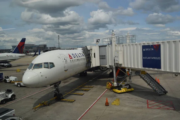Atlanta Usa May 2019 Arriving Delta Airline Flight Being Serviced — Stock Photo, Image