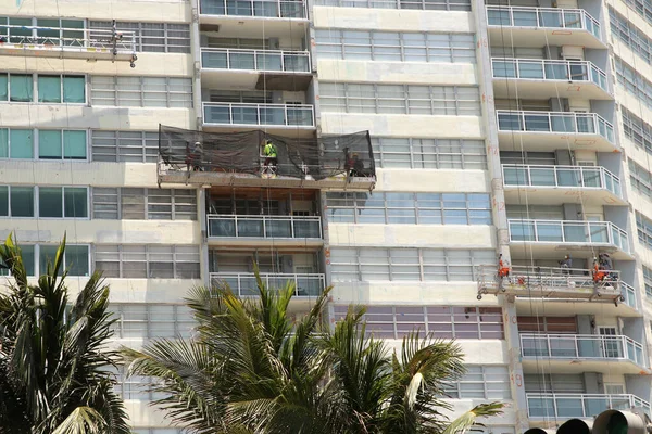South Beach Miami May 2019 Construction Crew Working Older Condo — Stock Photo, Image