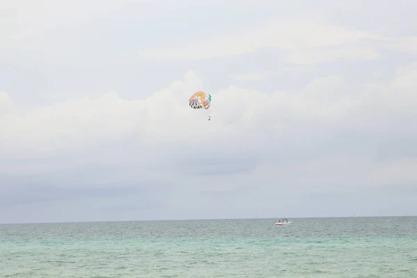 Hollywood Usa Maggio 2019 Vacanzieri Che Fanno Parasailing Largo Della — Foto Stock