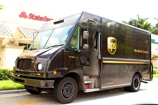 Mirimar, FL-USA 26 Mayıs 2019: UPS Kamyonu yerel satıcıya bir paket teslim ediyor.