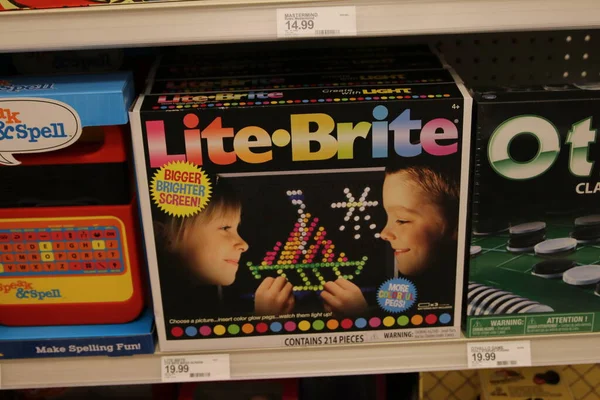 Columbus, Ohio 25 Haziran 2020. Lite-Brite, bir panele sığan ve aydınlık bir resim yaratmak için aydınlatan küçük renkli plastik mandallı bir oyuncak..