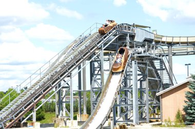 Columbus, Ohio 15 Temmuz 2020 Dublin, Ohio 'daki Columbus Hayvanat Bahçesi ve Akvaryumu. Aile, yaz sıcağını serinletmek için suya binmeyi sever..