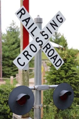 Columbus, Ohio 15 Temmuz 2020 Dublin, Ohio 'daki Columbus Hayvanat Bahçesi ve Akvaryumu. Vahşi Hayvan Koruma Alanına Demiryolu Geçidi tabelası.