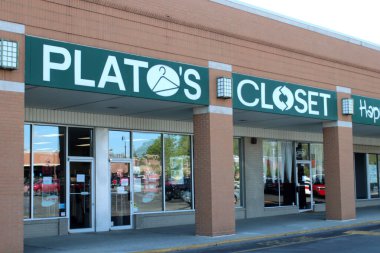 Columbus, Ohio-ABD 14 Temmuz 2019: Plato 'nun Dolabı gençler ve yirmili yaşlardaki kızlar ve erkekler için hafif kullanılmış giysiler alıp satıyor.